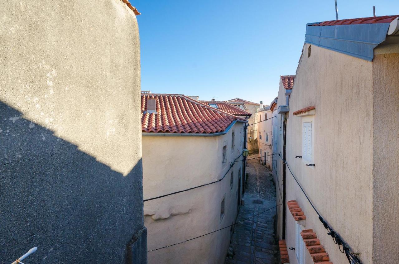 Apartamento Under Ancient Roofs Vrbnik Exterior foto
