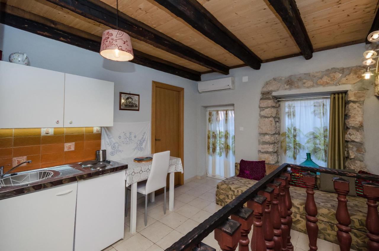 Apartamento Under Ancient Roofs Vrbnik Exterior foto
