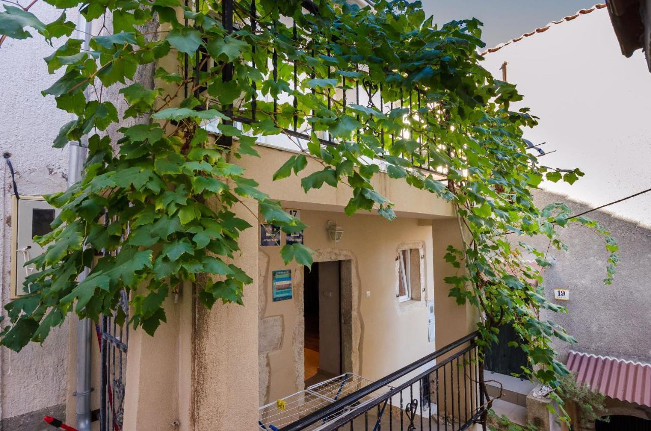 Apartamento Under Ancient Roofs Vrbnik Exterior foto