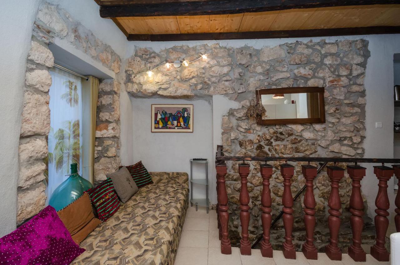 Apartamento Under Ancient Roofs Vrbnik Exterior foto
