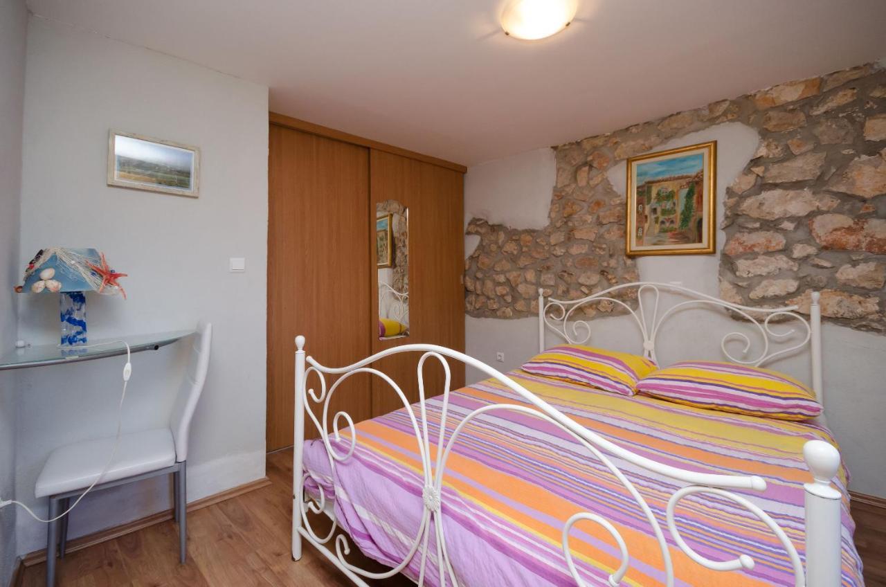 Apartamento Under Ancient Roofs Vrbnik Exterior foto