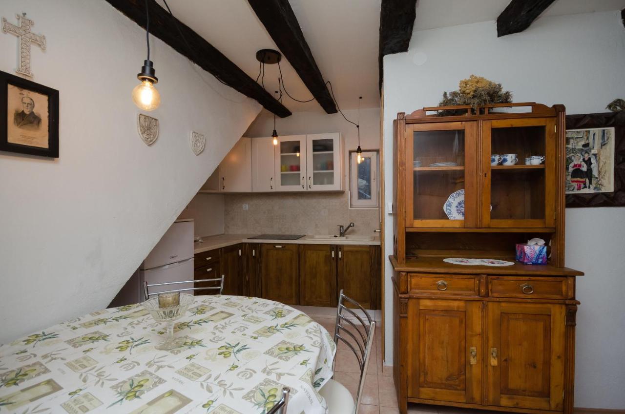 Apartamento Under Ancient Roofs Vrbnik Exterior foto