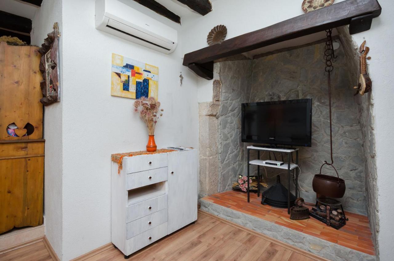 Apartamento Under Ancient Roofs Vrbnik Exterior foto