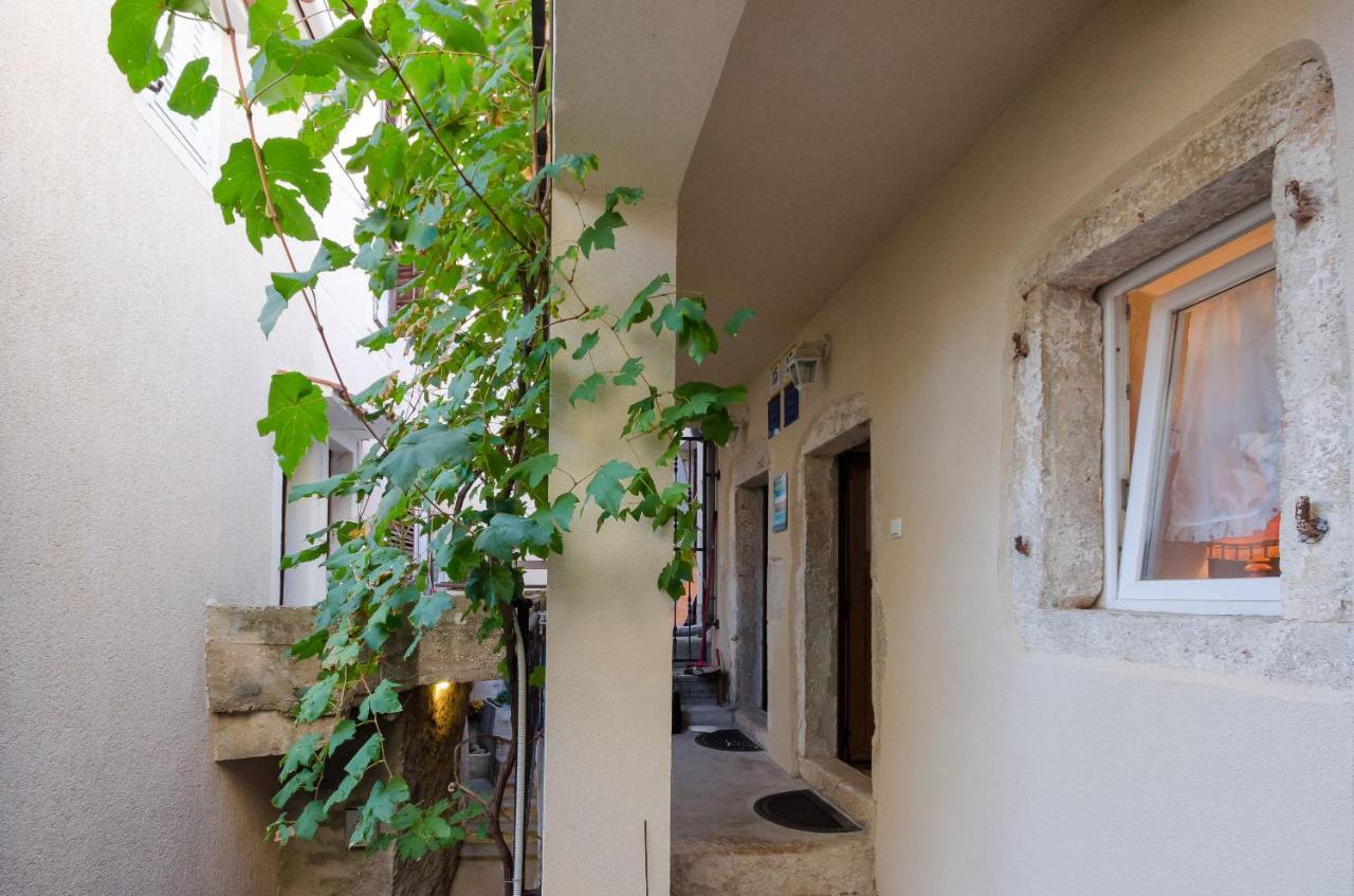 Apartamento Under Ancient Roofs Vrbnik Exterior foto