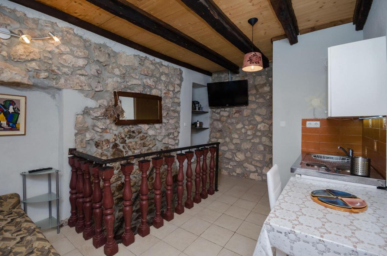 Apartamento Under Ancient Roofs Vrbnik Exterior foto